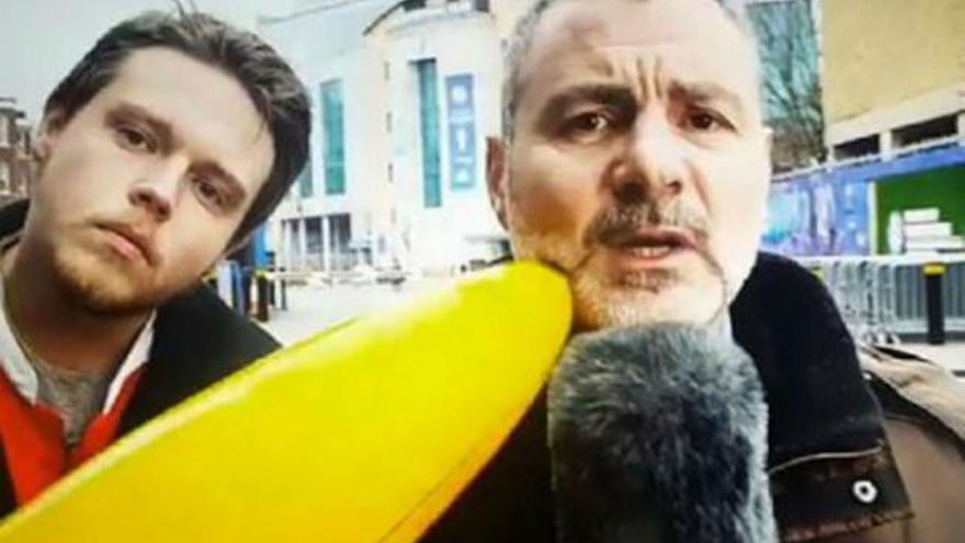 Un periodista italiano se lía a golpes con un plátano