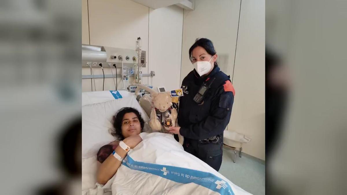 Una antiavalots dels Mossos ajuda a parir una mare en un taxi de Barcelona