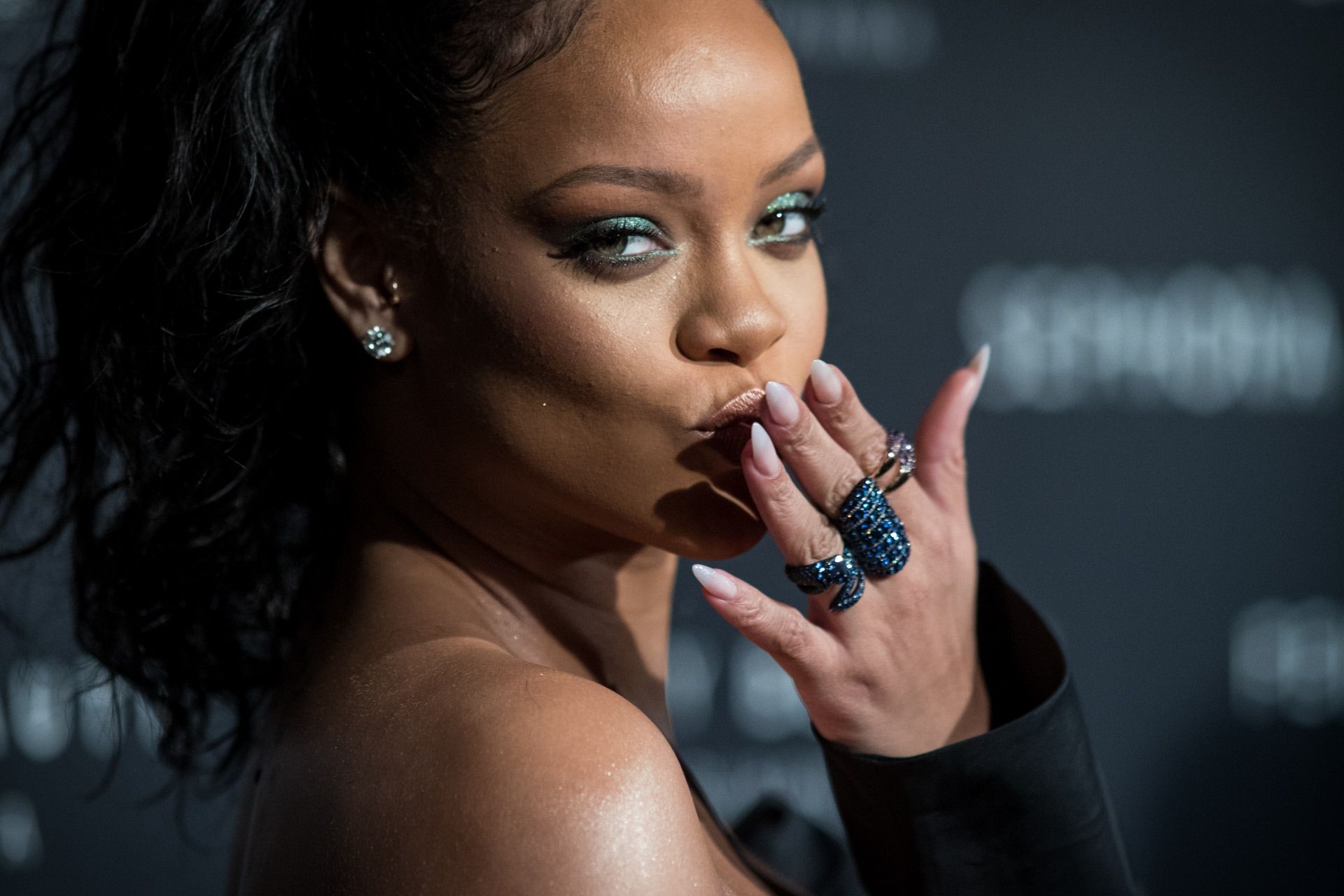 Rihanna asiste a un evento de Fenty Beauty en Paris en 2017