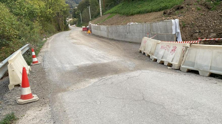 Los vecinos denuncian el “abandono” de la obra de la carretera de Boo (Aller), a medio ejecutar