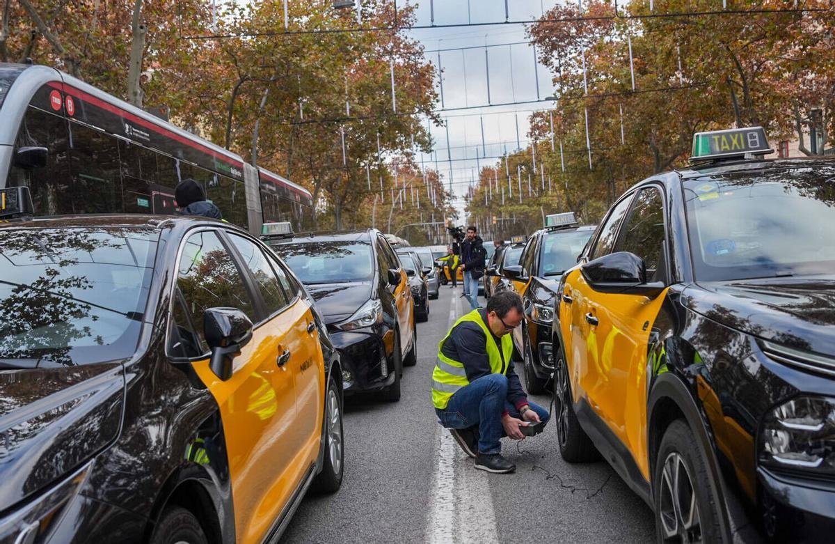 Élite Taxi ocupa la Gran Via y el paseo de Gràcia con unos 3.000 vehículos durante una nueva jornada de protestas del sector en defensa de sus derechos laborales. Barcelona, 9 de diciembre de 2025.