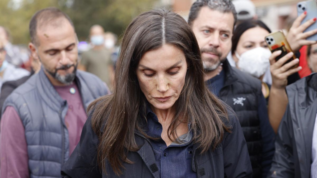 Insultos y lanzamiento de barro a la comitiva de los reyes al llegar al centro de Paiporta