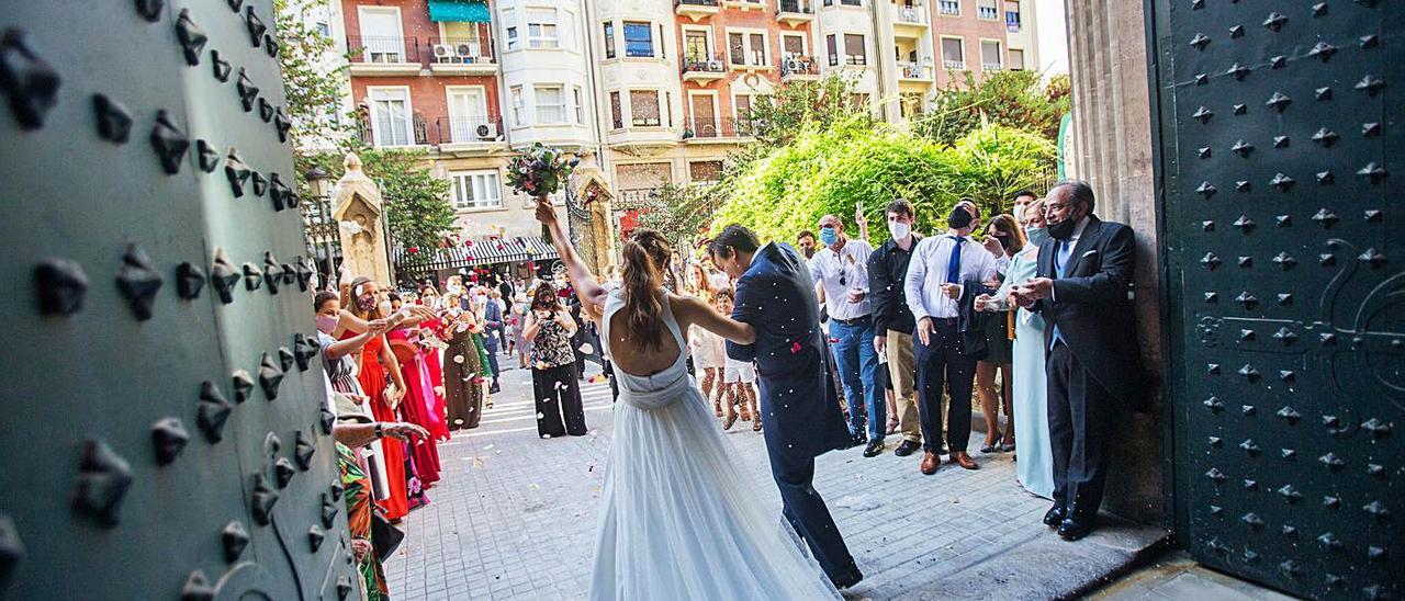 Matrimonio celebrado el pasado verano, tras salir de la cuarentena. | EDUARDO RIPOLL