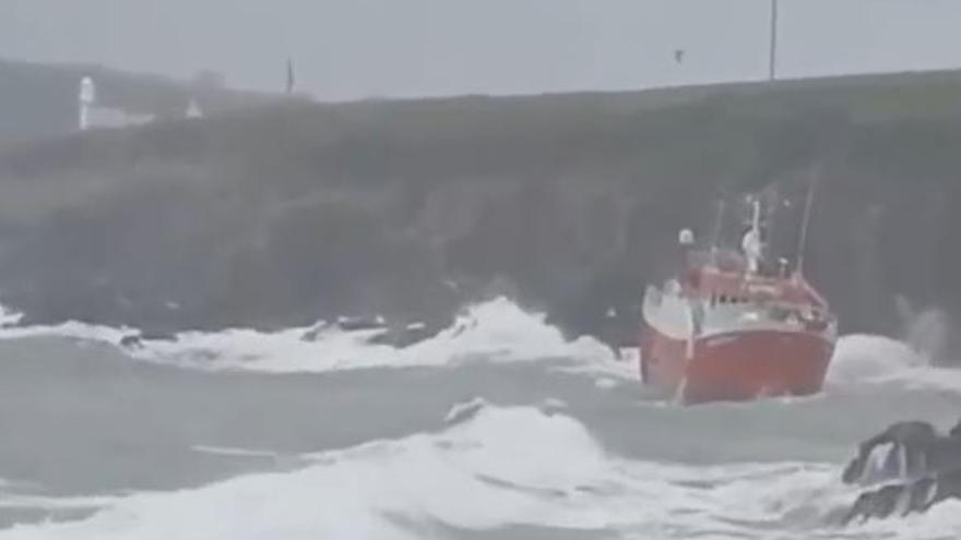 El palangrero gallego «Fastnet» embiste contra las piedras junto al puerto de Dingle