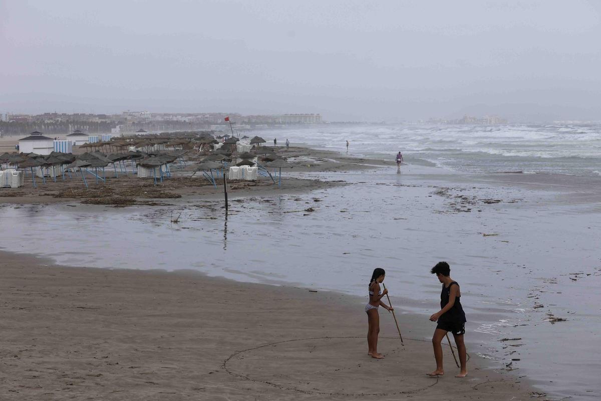 La playa de la Malvarrosa despues del temporal La playa de la Malvarrosa despues del temporal