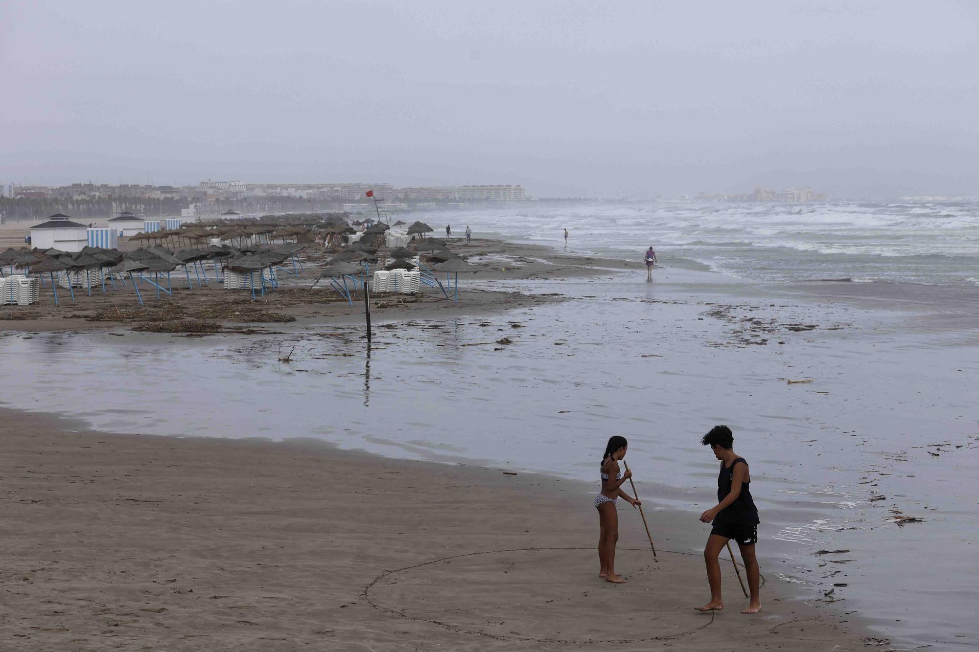 La playa de la Malvarrosa despues del temporal