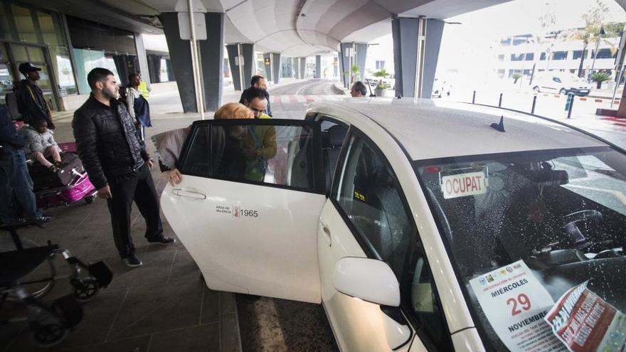 Competencia detecta límites en València a Cabify mientras se otorgan ventajas a los taxis