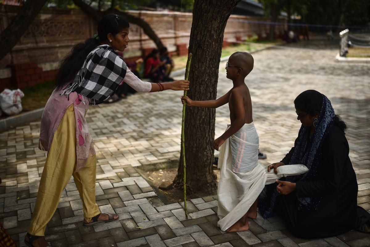 Niños se disfrazan de Mahatma Gandhi con motivo del 153 aniversario del nacimiento de Mohandas Karamchand Gandhi, considerado el Padre de la Nación en India, en el Museo Egmore, en Chennai, India