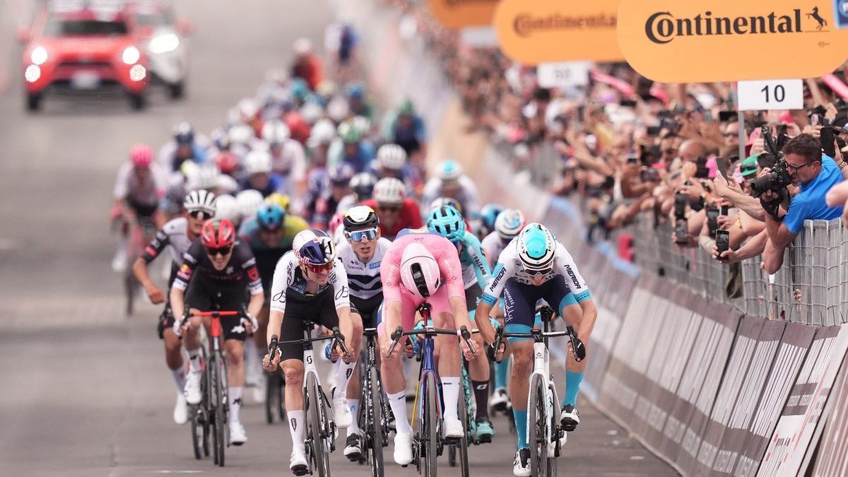 Pedersen, de rosa, logra una tercera victoria en el Giro.