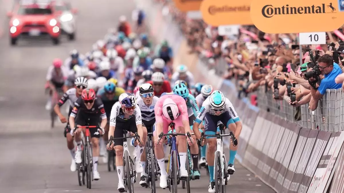 Pedersen logra una tercera victoria en el Giro