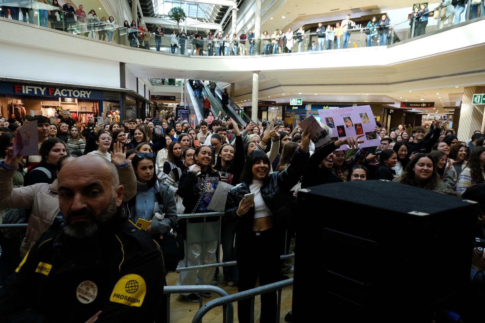 Firma de discos de Operación Triunfo 2023, en el centro comercial Rosaleda.