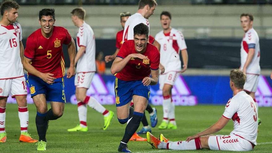 Mikel Merino, en el centro, celebra el primer gol de España.