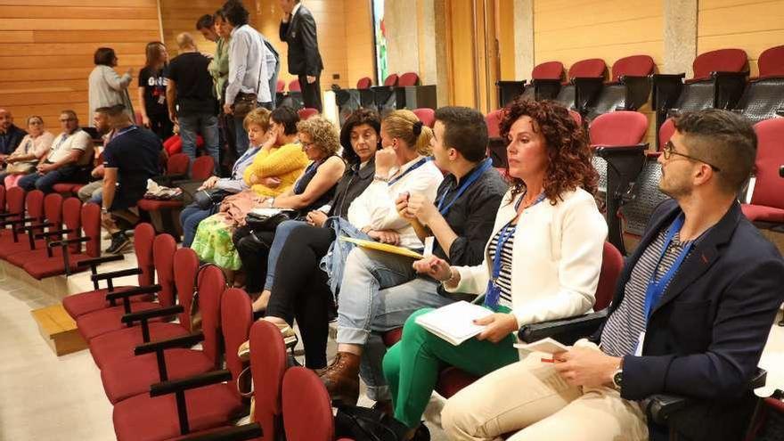 Elena Estévez (quinta por la derecha) asiste a la comparecencia de la conselleira sobre Ons. // X. Álvarez