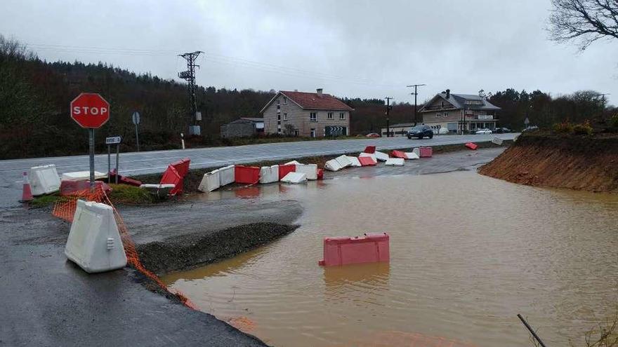 Estado en el que se encuentra el acceso a Ventoxo desde la N-541, que une Pontevedra y Ourense.