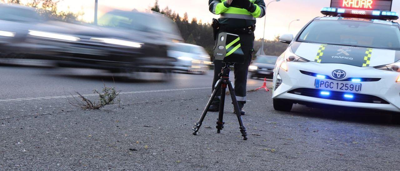 Un agente de la Guardia Civil toma notas junto a un radar