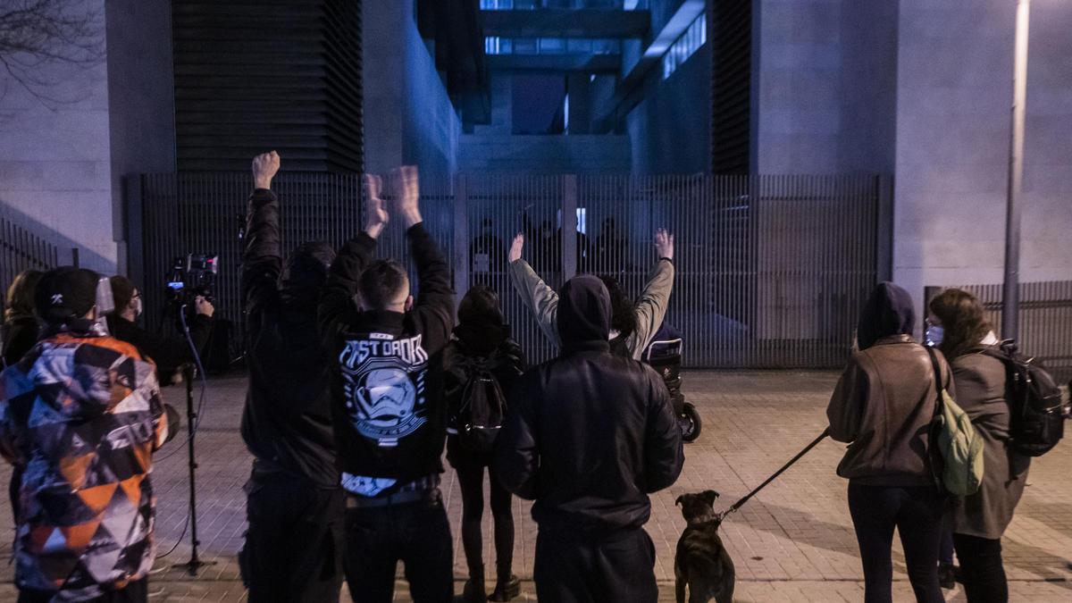 Un centenar de personas se concentra por los detenidos
