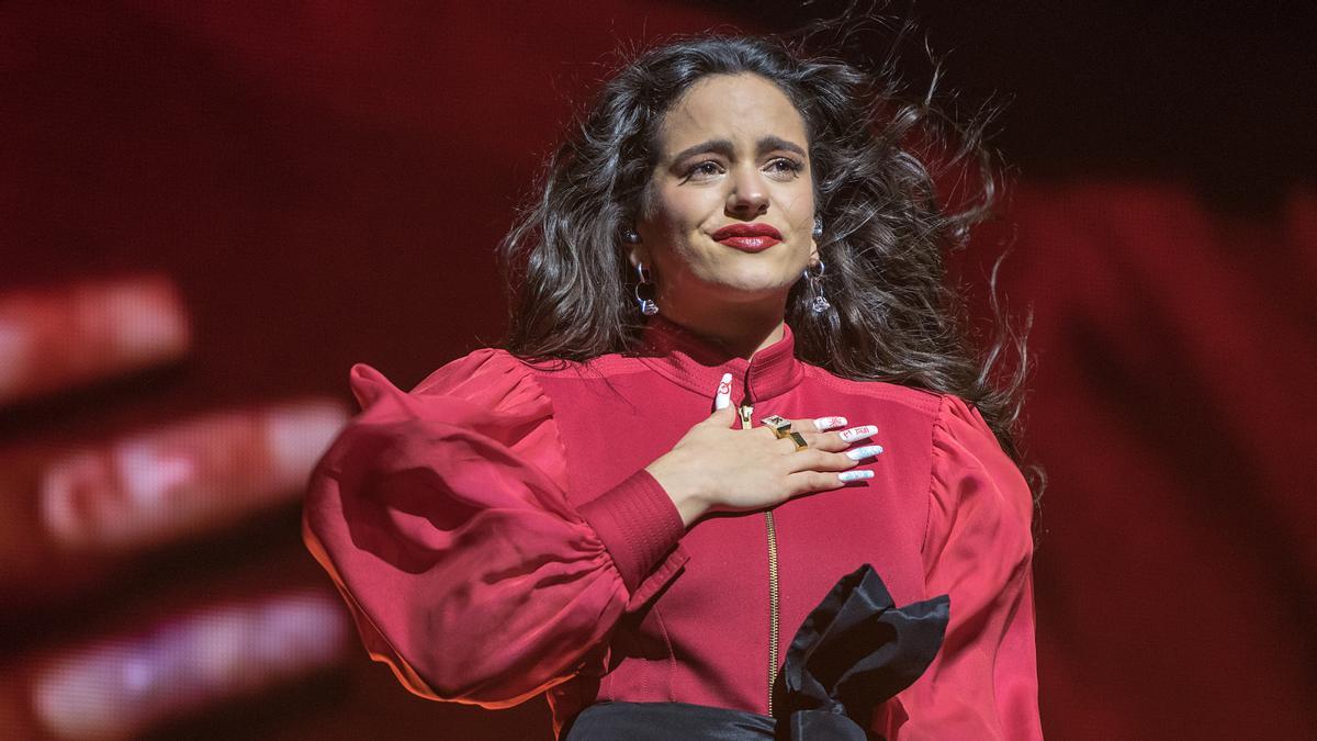 Rosalía se emociona durante el primero de sus dos conciertos en Barcelona por la gira de 'El Mal Querer'