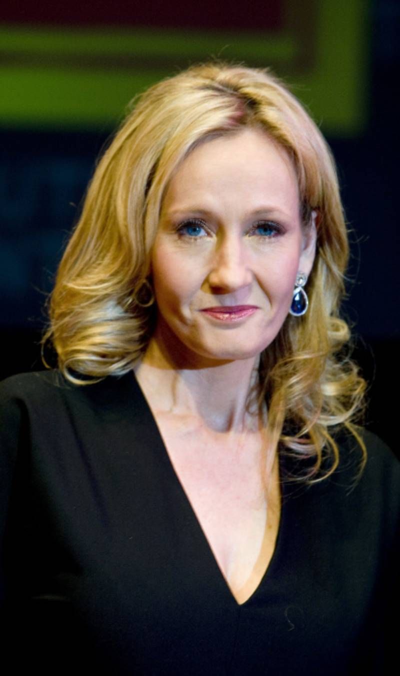 J.K. Rowling posando