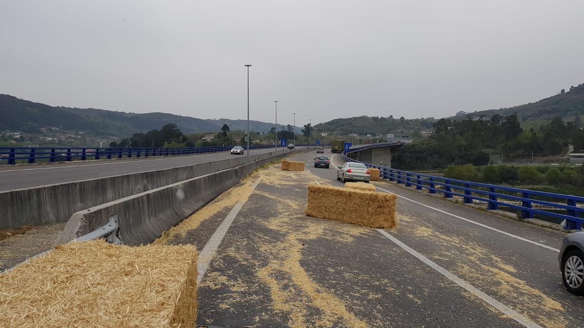 Las pacas de paja caídas en la AG-53 en Toén.