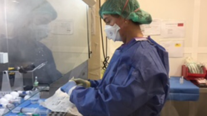 Un profesional del Hospital Vega Baja maneja un medicamento peligroso