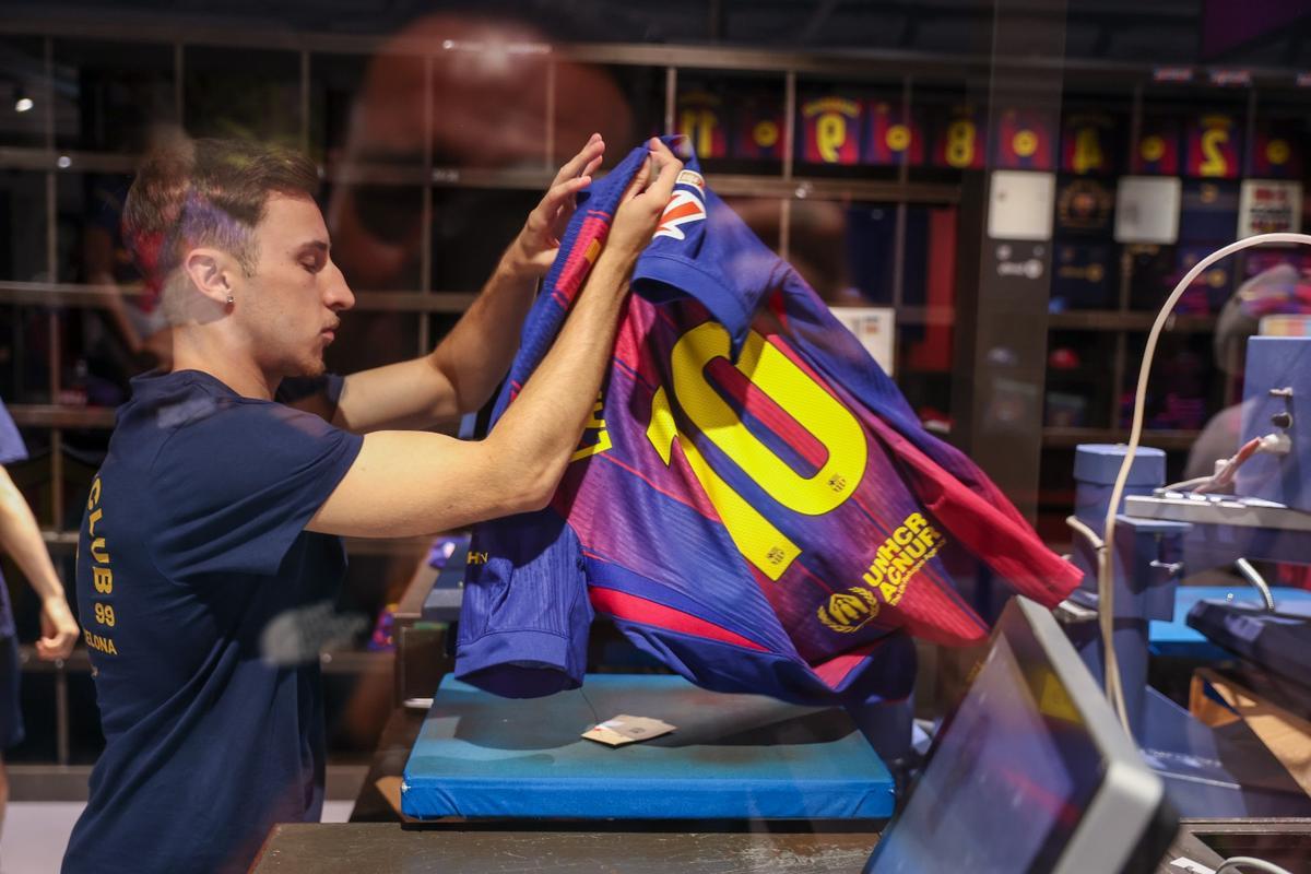 Un trabajador del Barça estampando la nueva equipación azulgrana