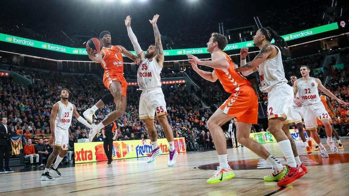 Kameron Taylor y Nate Reuvers, en una acción ante el AS Monaco en el Roig Arena.