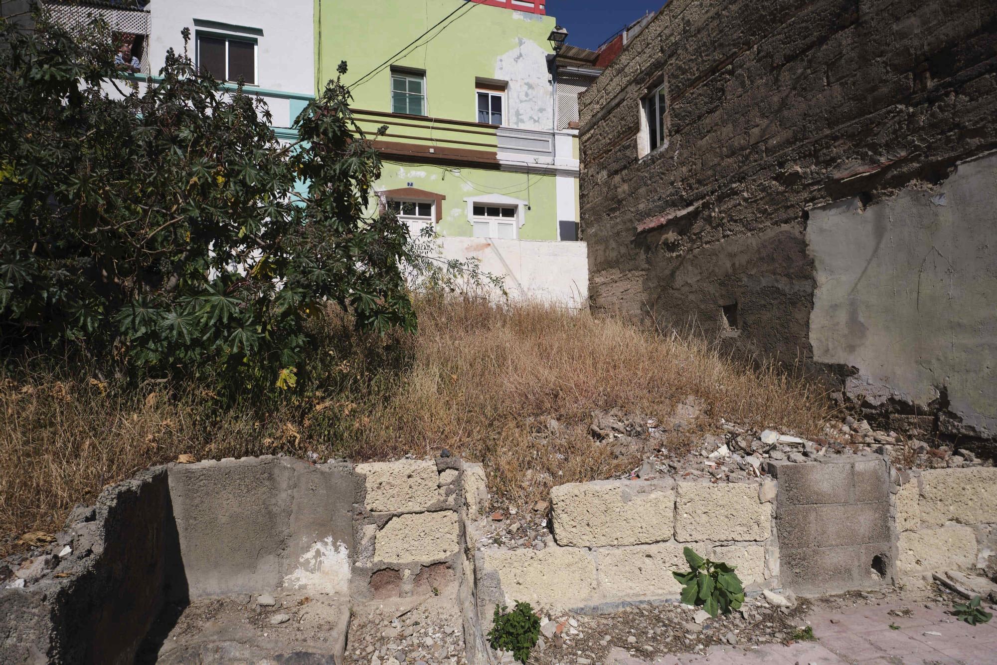 Estado de abandono del barranco que pasa por la trasera del barrio de Los Lavaderos