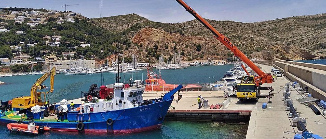 Una gran grúa subió al barco los 45 metros de emisario.