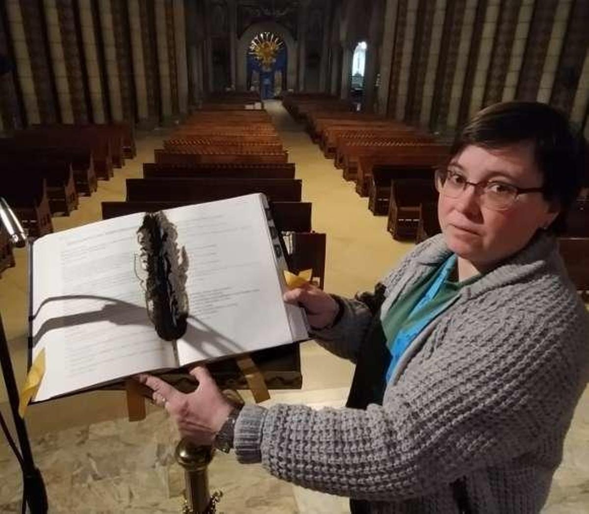 Cuatro chicas jóvenes profanan la iglesia de La Felguera y prenden fuego al altar