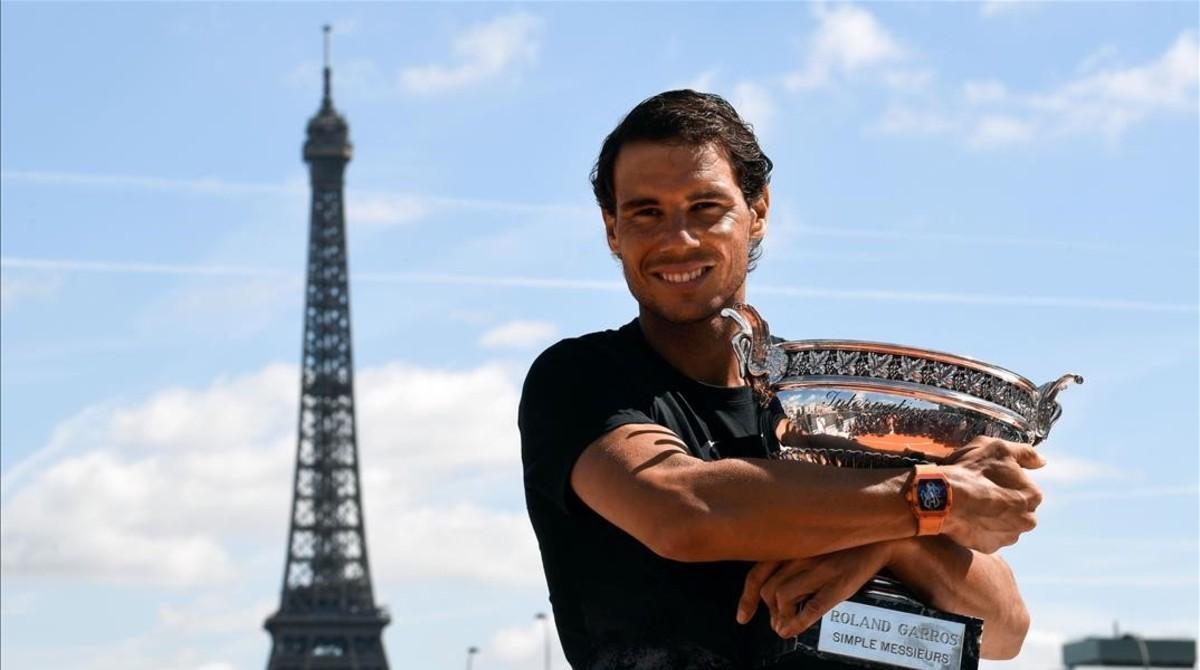 marcosl38860763 topshot   spain s rafael nadal poses with the winner s troph170612200519