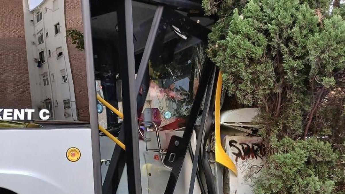 Actuación de Bombers en el autobus de Cerdanyola del Vallès