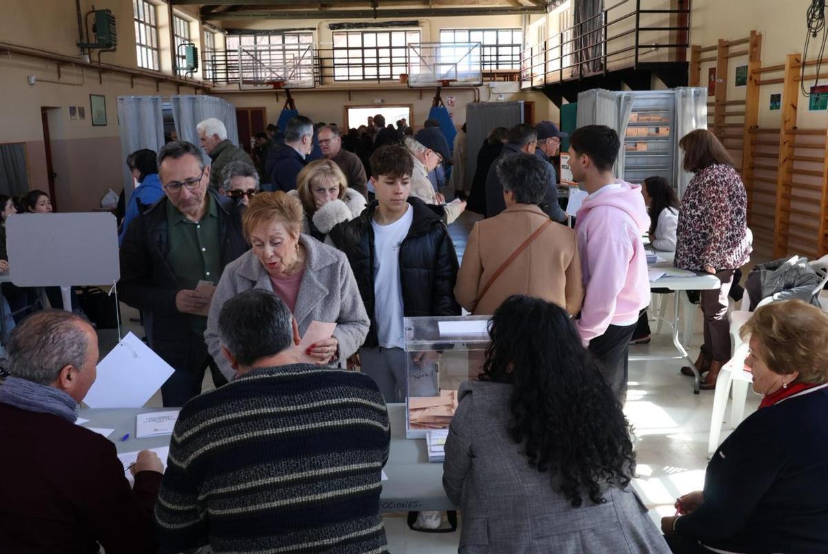Grupo de electores esperan su turno para votar en el colegio Obispo Nieto de la capital.