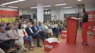 Leire Pajín en Elche: "La derecha y la ultraderecha quieren borrar la memoria de los libros de texto"