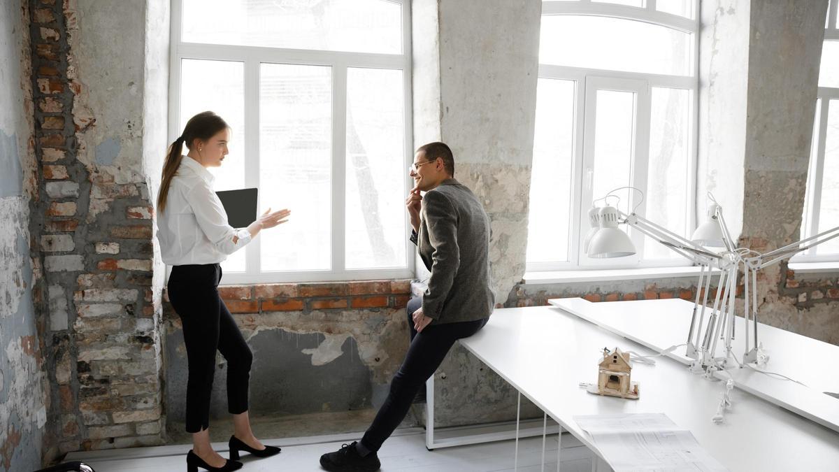 Dos personas hablando trabajo