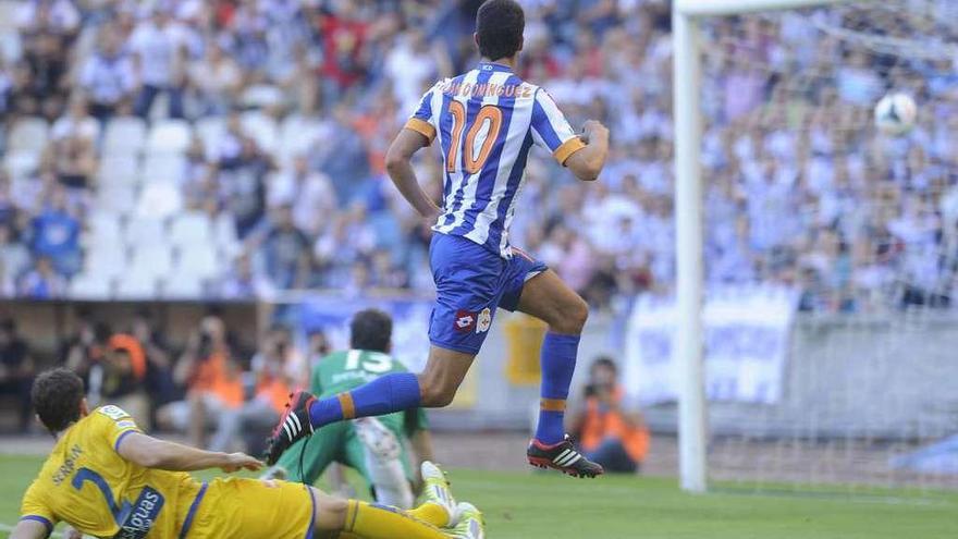 Juan Domínguez observa cómo entra el balón, con Dani Giménez en el suelo (13), en el partido de Riazor en la temporada 2013-14.