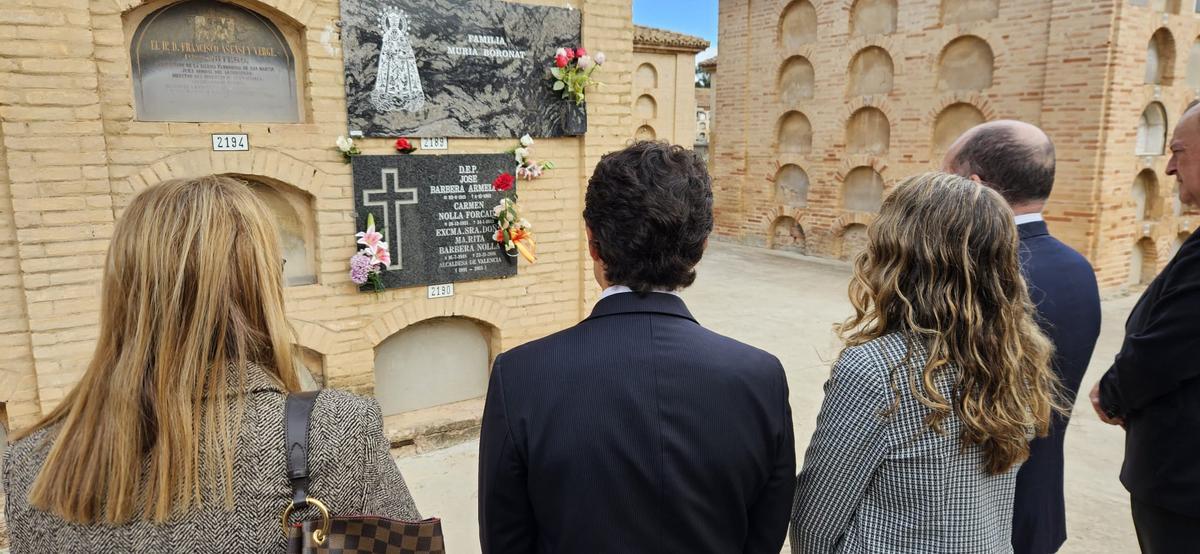 La comitiva oficial ha hecho una parada dentro de los homenajes que hacen en el Cementerio General para visitar el nicho de Rita Barbera.
