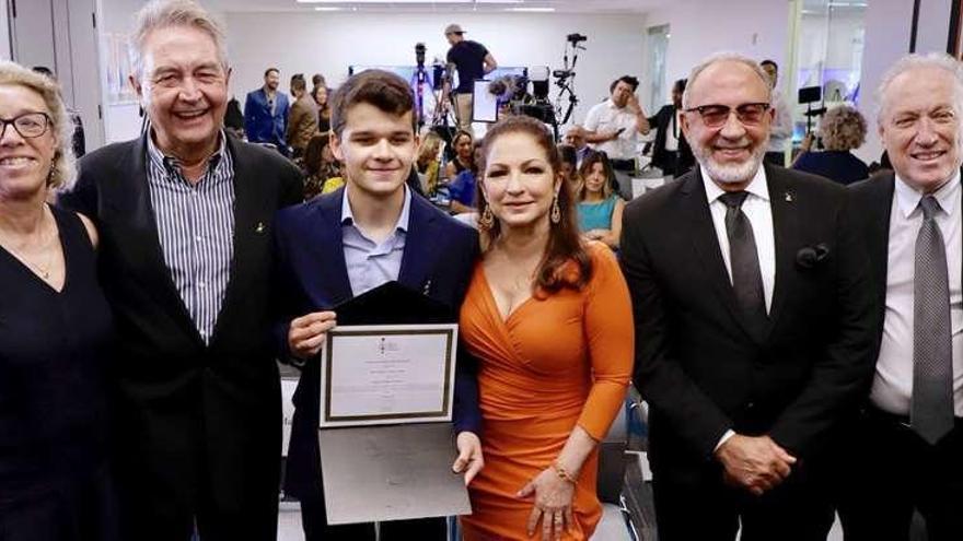 El estudiante de piano vigués Sergio De Miguel, con Gloria y Emilio Estefan // John Parra