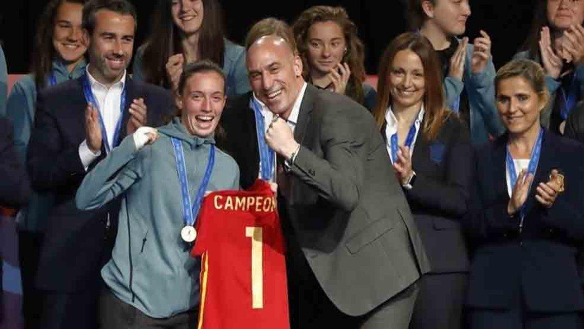 Rubiales, junto las jugadoras de la selección