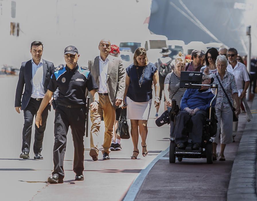 12/06/2016 CULTURA CIENCIA Llegada del físico Stephen Hawking al muelle de santa cruz en el crucero Britannia y  recibo por representantes del cabildo  puertos de tenerife y cámara de comercio para pasar un descanso en la isla y participar en el homenaje de STARMUS