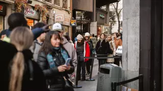 La polémica tiñe el reparto de premios del sorteo extraordinario de la Lotería de Navidad: "Ha venido gente que se ha metido aquí por la cara"