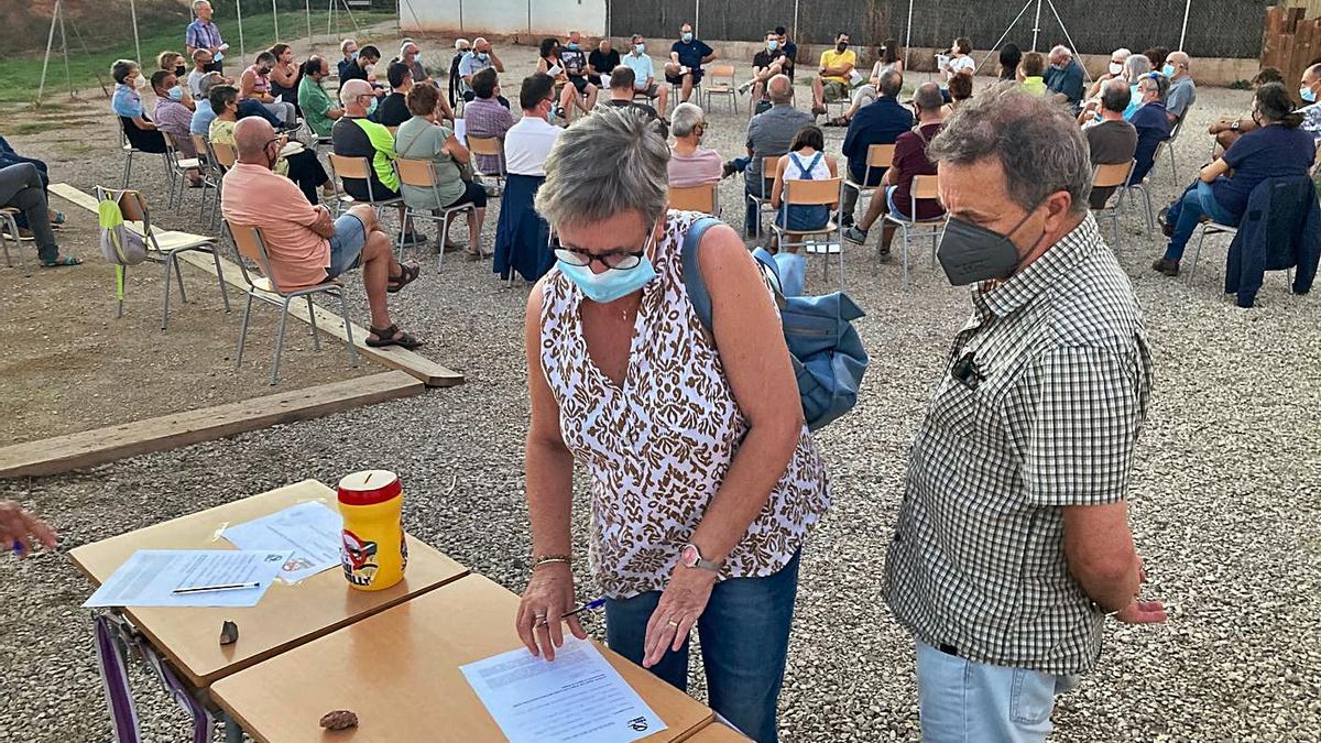 L’assemblea d’ahir va reunir mig centenar llarg de persones al pati de La Serreta de Santpedor  | J.E.V.