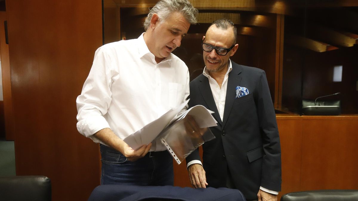 Pedro Olloqui, a la derecha, ante de su intervención en la Comisión.