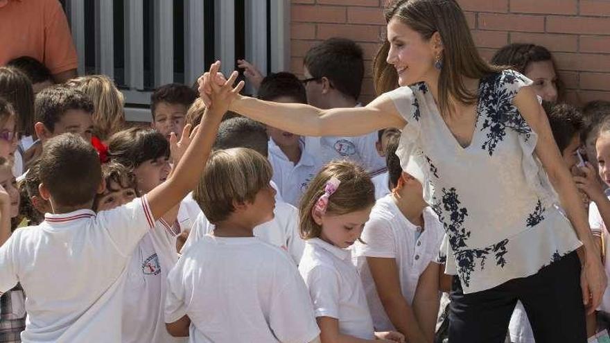 La Reina saluda a varios alumnos, ayer, en un colegio de Almería.