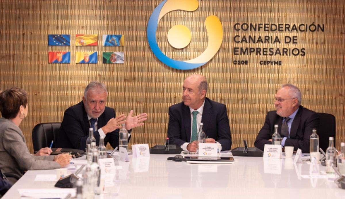 Ángel Víctor Torres, con Salud Gil, Pedro Ortega y José Cristobal García.