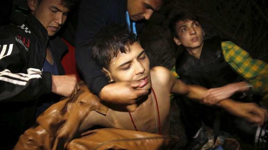 Un refugiado afgano, atendido en Lesbos (Grecia) por hipotermia.  // Reuters