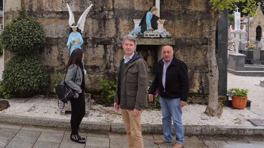 El alcalde y los ediles Juan Otero y Emma Torres en una visita al cementerio municipal. // Muñiz