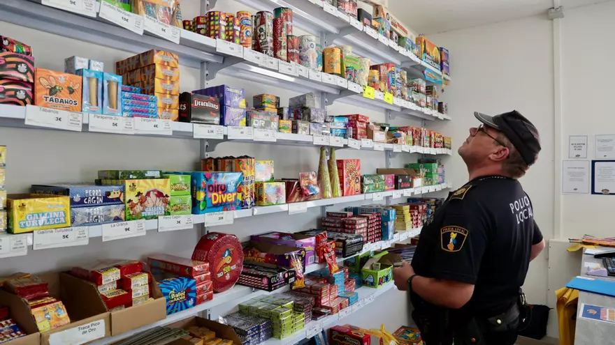 La Policía Local de Elche inspecciona las pirotécnicas de cara a la Nit de l’ Albà