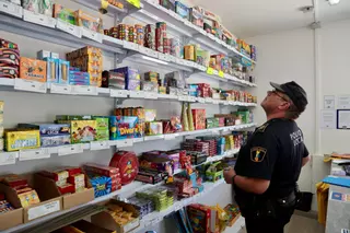 La Policía Local de Elche inspecciona las pirotécnicas de cara a la Nit de l’ Albà