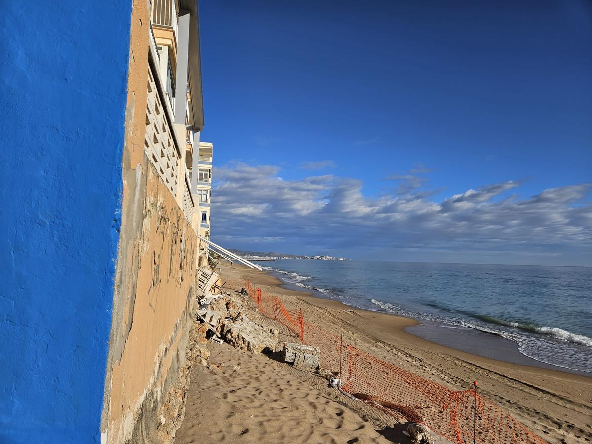 Los restos de las viviendas desalojadas todavía se encuentran sobre la arena un mes después.