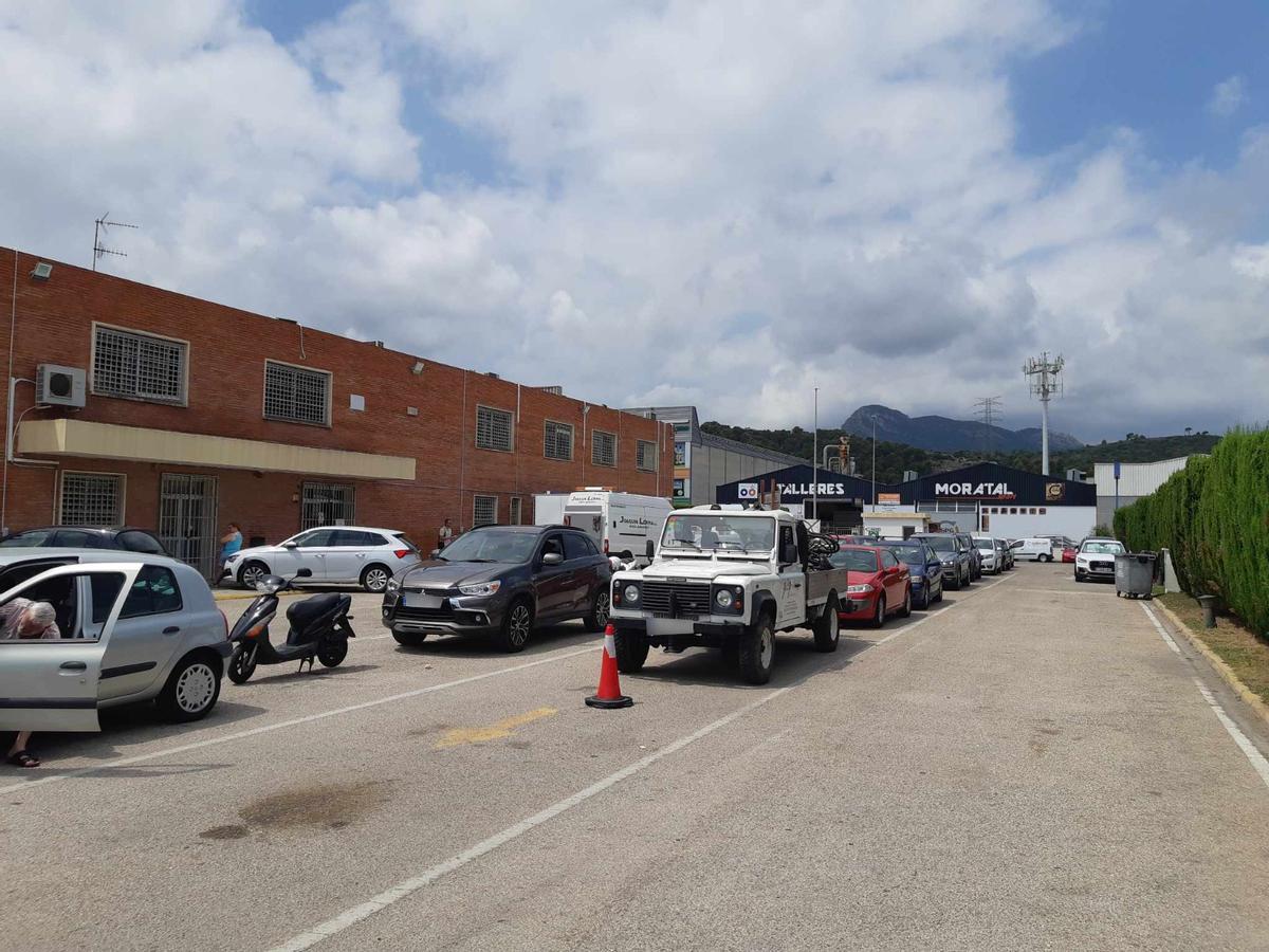 La cola de coches esperando a pasar la ITV en Gandia